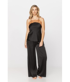 Detalle del torso del pijama ajustado en negro y naranja